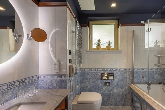 جناح جونيور بسرير مزدوج بشرفة بغرفة نوم واحدة بإطلالة جزئية على البحر مع أريكة، Hotel More Dubrovnik - Adults Only 9/10