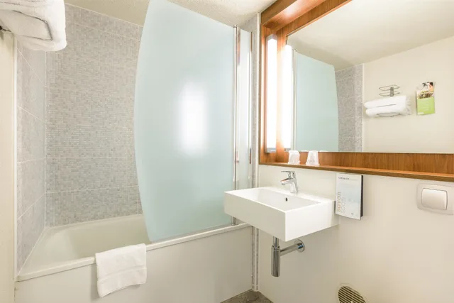 غرفة قياسية بسرير مزدوج، Hotel Campanile Toulouse Nord Sesquieres 4/4