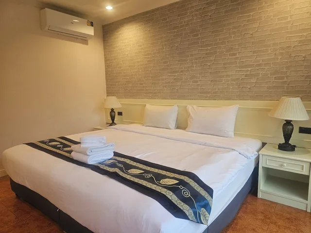 غرفة ديلوكس بسرير كينج بإطلالة على المسبح، Patong Central Residence & Apartment 5/7