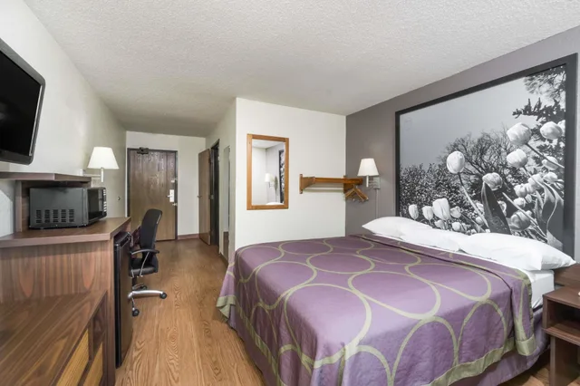 غرفة بسرير كوين، Super 8 by Wyndham Zanesville. 1/3