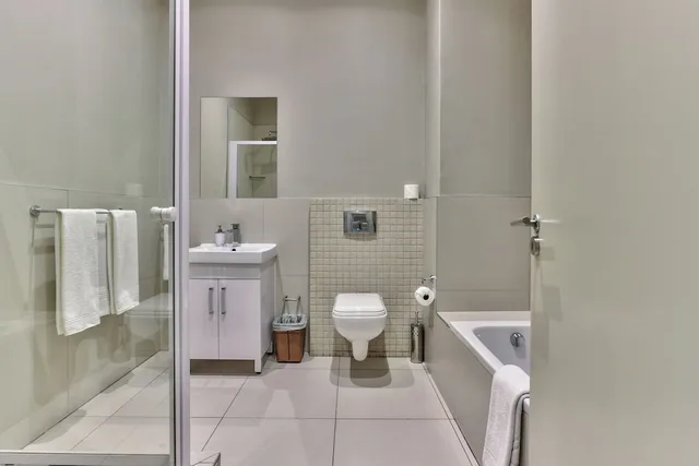 3 Bedrooms, Luxury, Apartment, King Bed, 1 Queen and 1 Single Bed, Courtyard View, 2 Bathrooms، Heritage Square Apartments 3/4