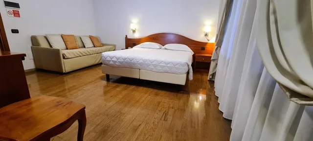 غرفة ثلاثية، Hotel La Villetta 3/7