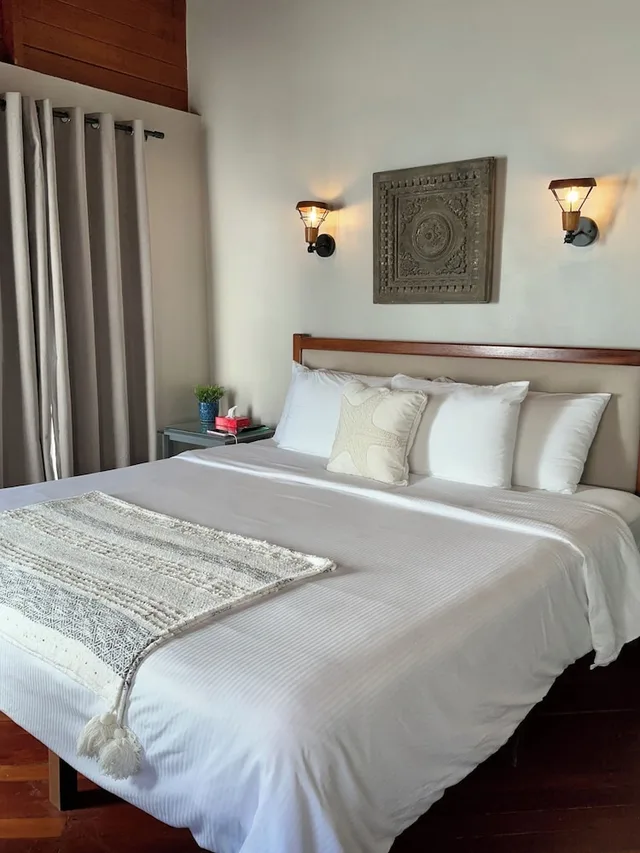 غرفة بسرير كينج بإطلالة على البحر بشرفة، Mata Rock Resort 2/10