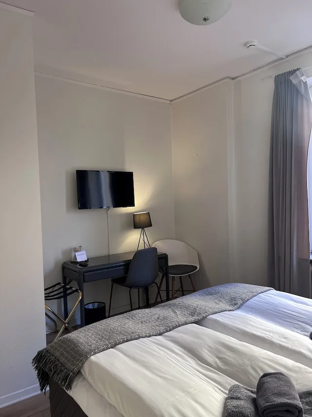 غرفة صغيرة بسرير كوين، Hotel Sirius 5/9