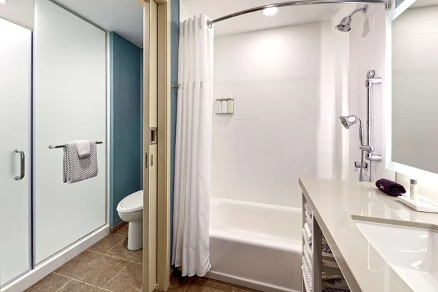 جناح عائلي بسرير كينج وسرير بطابقين مع سرير سحّاب إضافي مع أريكة، Anaheim Suites Hotel 5/5