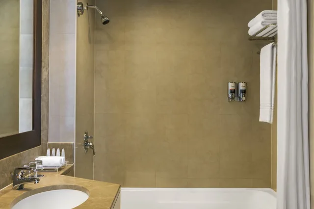 غرفة كلاسيكية بسريرين كوين بشرفة، Four Points by Sheraton Sheikh Zayed Road 5/5