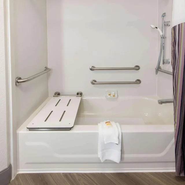 غرفة بسرير كينج بحوض استحمام لذوي الإعاقة، La Quinta Inn & Suites by Wyndham Tampa Brandon Regency Park 4/6