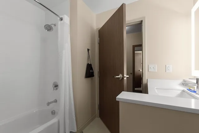 غرفة قياسية بسريرين كوين لذوي الإعاقة، Holiday Inn Express Suites Fayetteville South 2/2