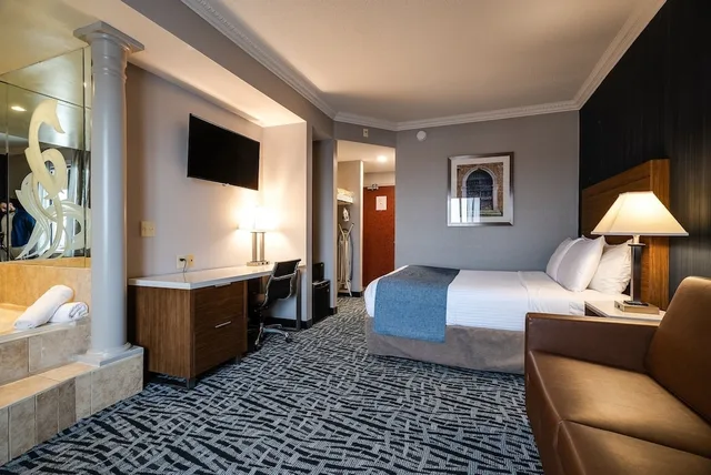 جناح حصري بسرير كوين بحوض جاكوزي، Monte Carlo Inn Toronto West Suites 4/6