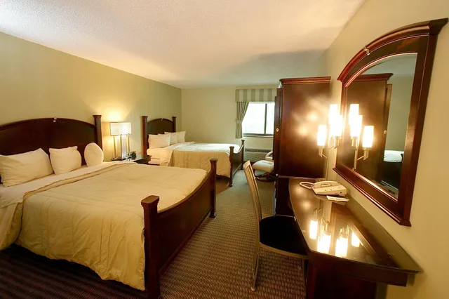 Deluxe, 2 Queen Beds, Marvin Apos S Garden Inn 2/3