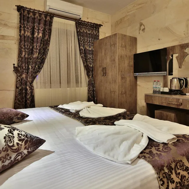 Stone, King Bed، Yusuf Bey House 7/10