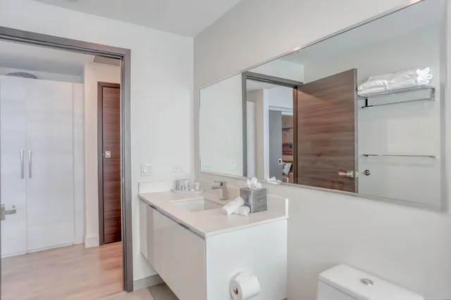 شقة ديلوكس بسرير كينج بإطلالة على البحر بغرفة نوم واحدة مع أريكة، CH Luxury Condos & Studios On The Beach 8/10