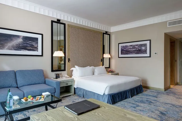 غرفة سوبيريور بسرير كينج بإطلالة جزئية على البحر، Hilton Salalah Resort 1/6