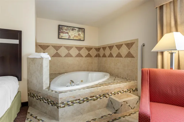 غرفة بسرير كينج بحوض جاكوزي، Best Western Parsons Inn 8/8
