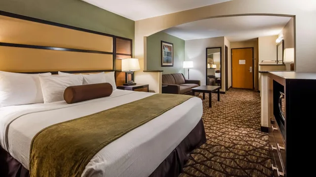 غرفة بسرير كينج مع أريكة، Best Western Plus Vancouver Mall Dr. Hotel & Suites 1/4