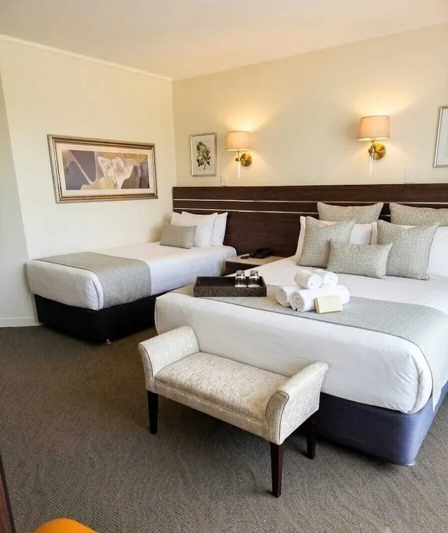Premium, 1 Queen and 1 Single Bed, Auckland Airport Kiwi Hotel 6/9