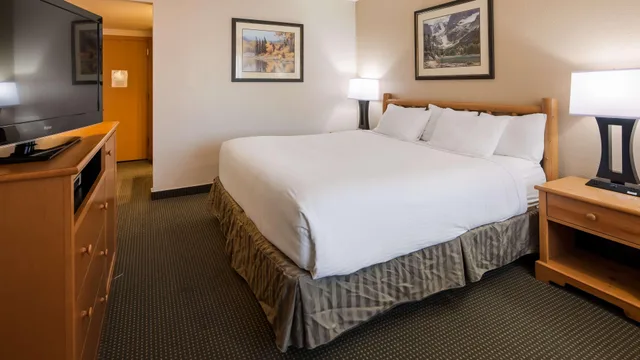 غرفة عائلية بسرير كينج وسرير بطابقين يُسمح فيها بالحيوانات الأليفة، Best Western Sheridan Center 2/3