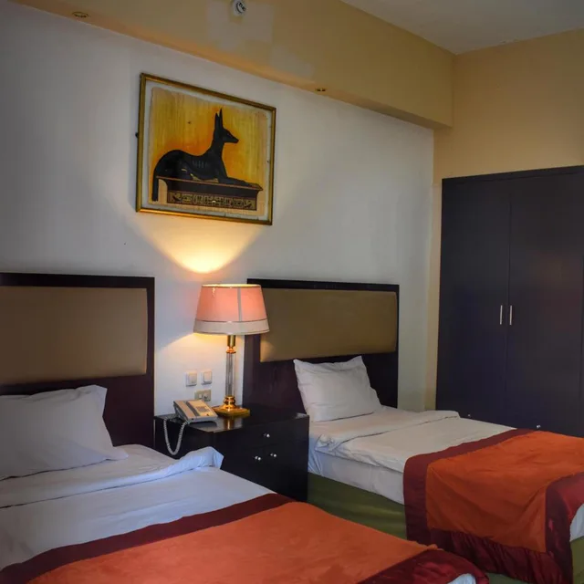 غرفة بسريرين منفصلين بإطلالة على المسبح، Desert View Hotel 3/7
