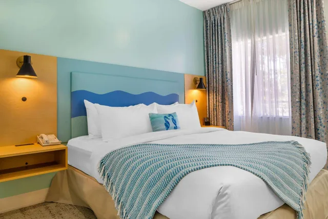 جناح بسرير كينج بإطلالة على المسبح، Quality Suites Downtown San Luis Obispo CA 3/8