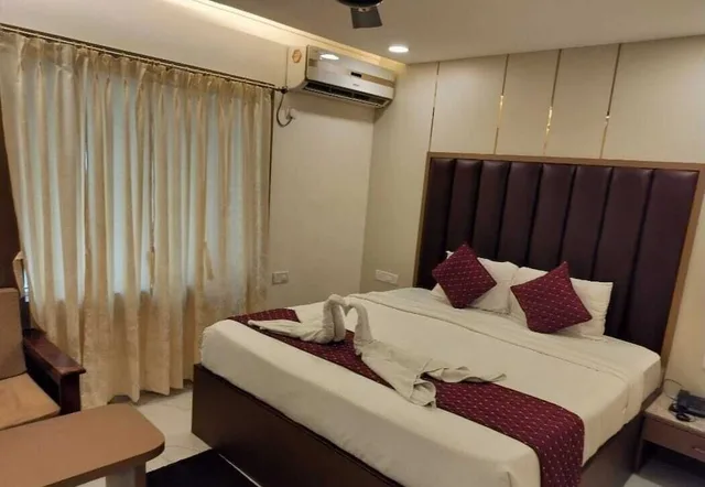 غرفة ديلوكس بسرير كينج بإطلالة على المدينة، HOTEL ARYA PALACE 2/2