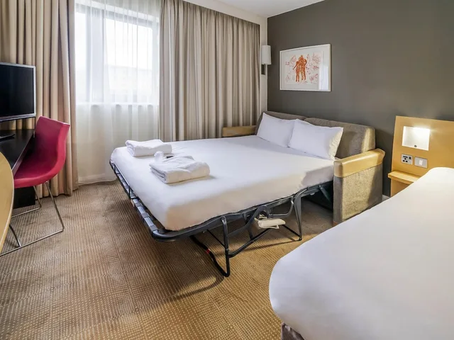 Standard, Queen Bed, Sofa, Novotel Southampton 10/10