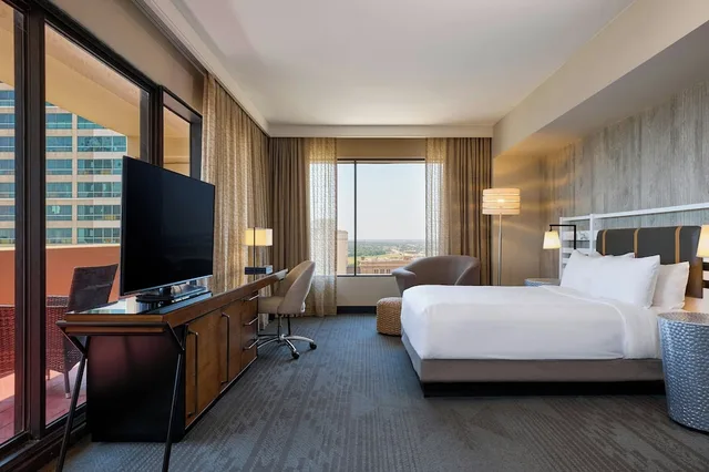 غرفة بسرير كينج بشرفة، The Worthington Renaissance Fort Worth Hotel 2/5