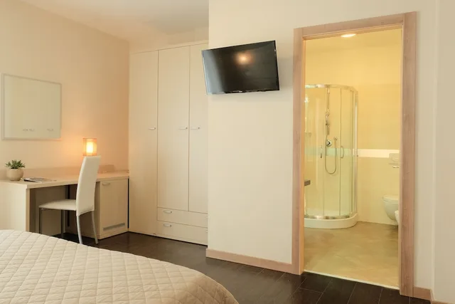 غرفة سوبيريور بسرير كوين بإطلالة جزئية على البحر، Hotel Orizzonte 5/6