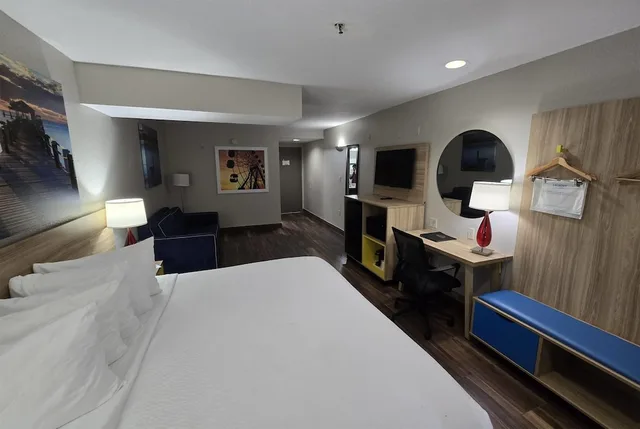 جناح استوديو بسرير كينج، Days Inn And Suites By Wyndham Tampa Raymond James Stadium 2/10