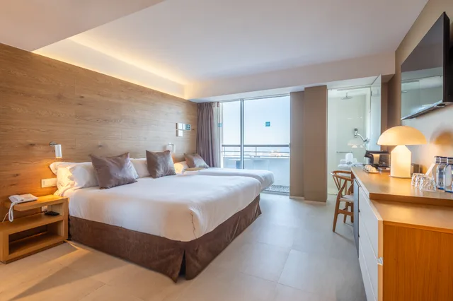 غرفة ديلوكس ثلاثية بإطلالة على البحر، Leonardo Boutique Hotel Mallorca Port Portals 4/6