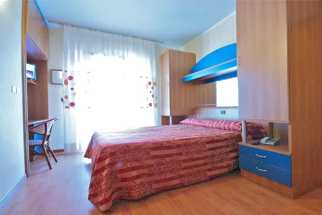 غرفة رباعية بسريرين منفصلين وسرير بطابقين بشرفة، TOLEDO HOTEL 1/8