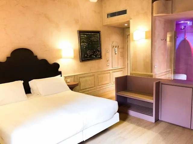 غرفة بريميوم بسرير كينج بإطلالة على البحر بحوض استحمام، Villa Lattanzi 2/6