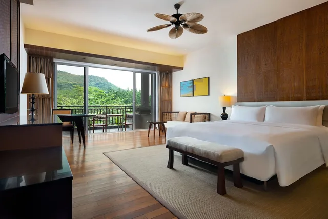 غرفة ديلوكس عائلية بسرير كينج بإطلالة على الحديقة بشرفة، Le Meridien Shimei Bay Beach Resort & Spa 2/10