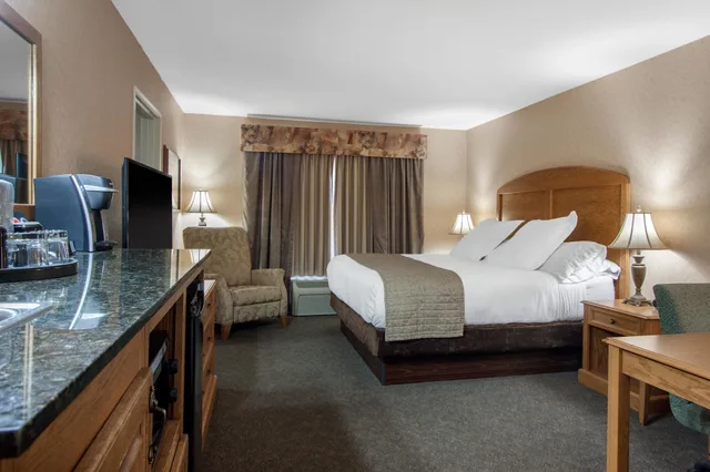 Standard, King Bed, Norfolk Lodge Suites Ascend Hotel Collection 7/10