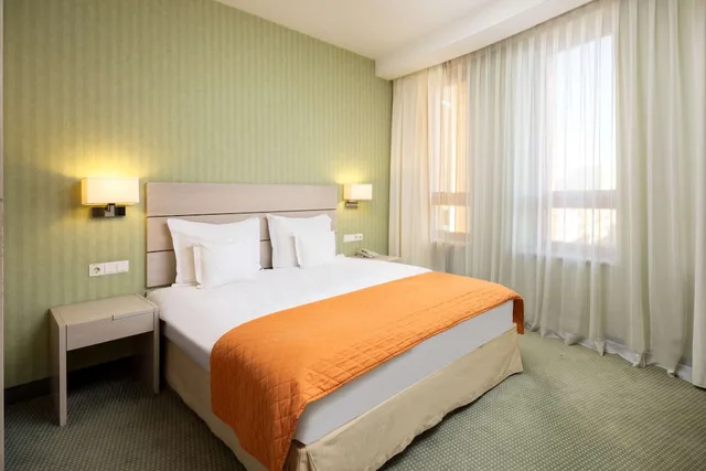 غرفة ديلوكس بسرير كينج، Golden Tulip Ana Tower Sibiu 3/10