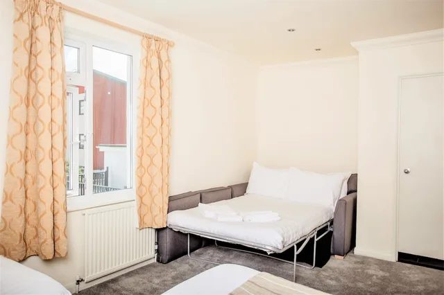 غرفة عائلية بسرير كوين مع أريكة، Kilbirnie Hotel 3/5