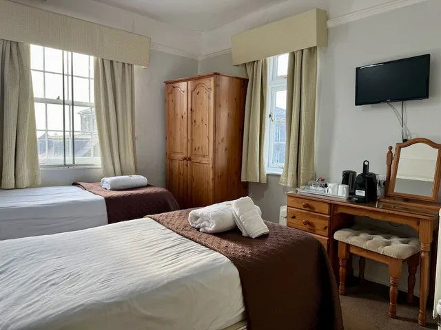 Room, Twin Beds, The Crescent Guest House 3/10