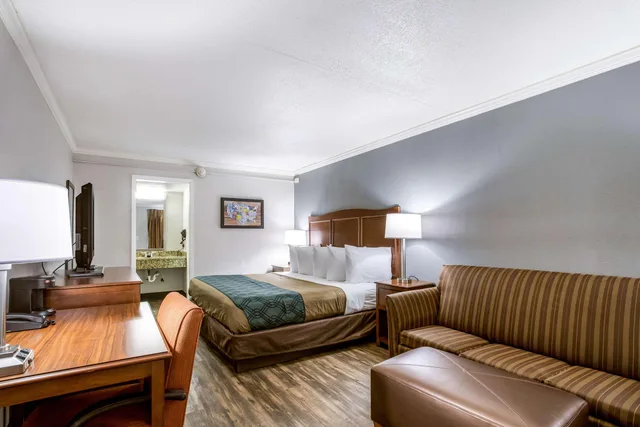 Upgrade, King Bed، Travelodge by Wyndham Canton/Livonia Area, MI 3/4