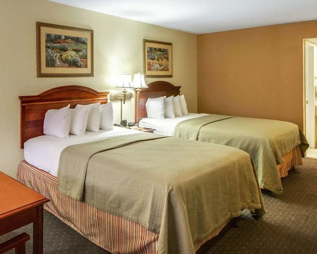 غرفة بسريرين كوين، Econo Lodge Inn and Suites Eagle Pass, TX 3/3