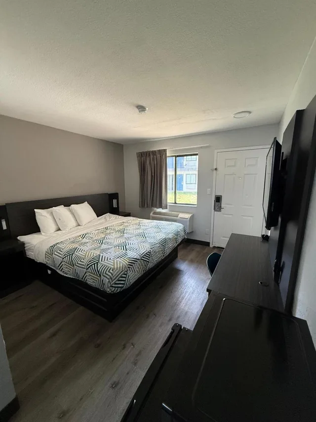 1 King Bed - Suite, Non-Smoking, Micfridge، Motel6 Enfield, CT - Hartford 2/6