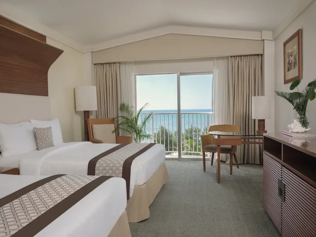 غرفة قياسية بسريرين مزدوجين بإطلالة على البحر، Crowne Plaza Resort Saipan an IHG Hotel 2/10
