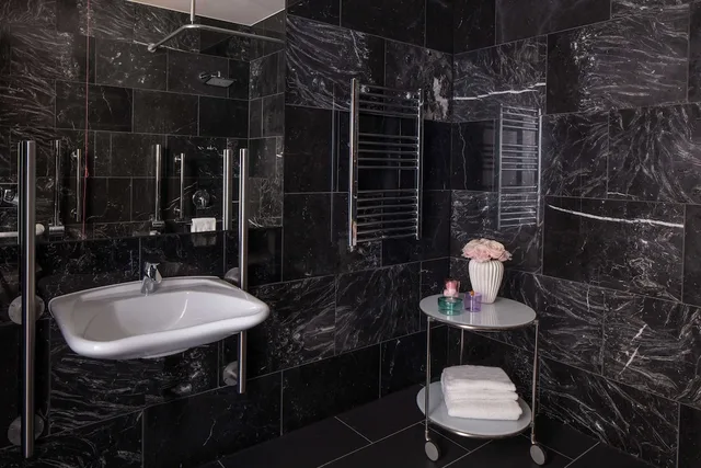 جناح جونيور ركني بسرير كينج مع سرير إضافي، Anantara The Marker Dublin Hotel 5/7