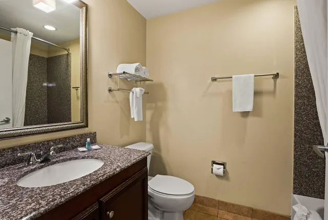 جناح بسرير كوين، MainStay Suites Houma LA 3/4
