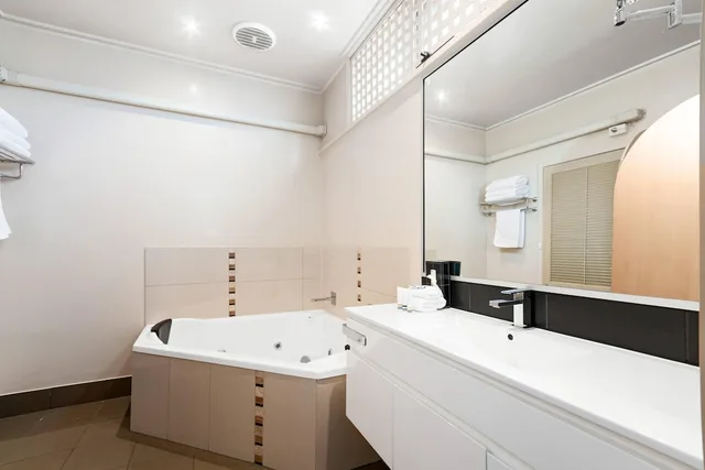 غرفة ديلوكس بسرير كوين وسرير فردي، Comfort Inn and Suites Lakes Entrance 6/6