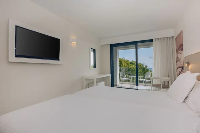 غرفة بسريرين منفصلين بإطلالة على الحديقة بشرفة، Iberostar Waves Cala Millor - Adults Only 4/7