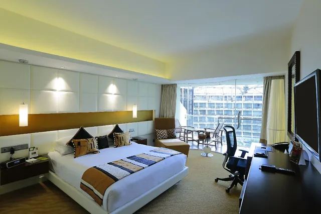 Earth, Twin Beds, Lagoon View، Sahara Star Mumbai 1/3