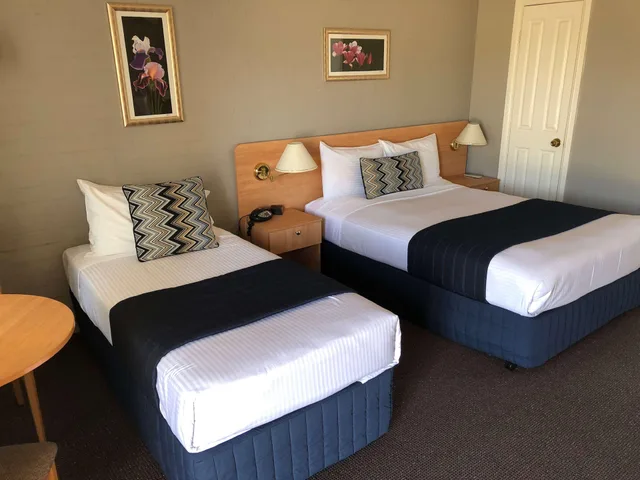 غرفة بسرير كوين وسرير فردي لذوي الإعاقة، Coachmans Inn Motel 1/1