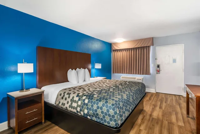غرفة بسرير كينج للمدخنين، Econo Lodge Inn & Suites Virginia Beach - Norfolk 1/3
