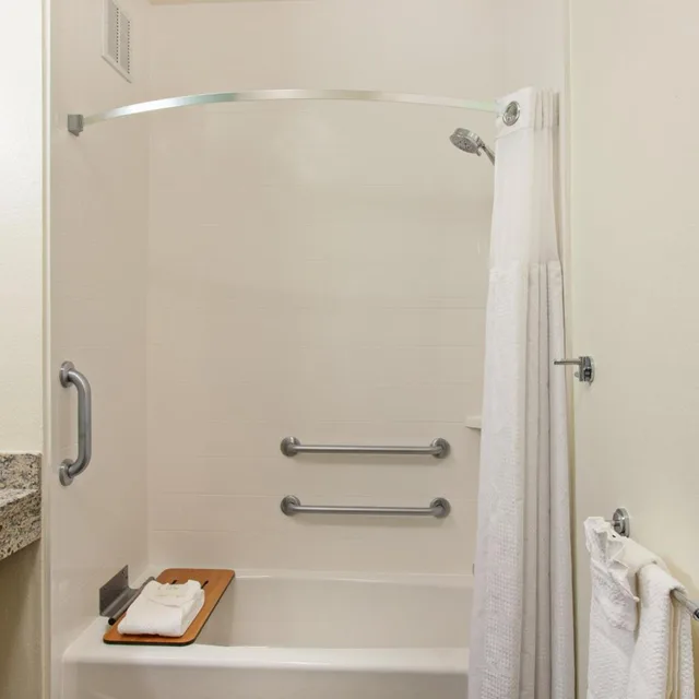 جناح استوديو بسرير كوين بحوض استحمام لذوي الإعاقة، Staybridge Suites Irvine East/Lake Forest 3/3