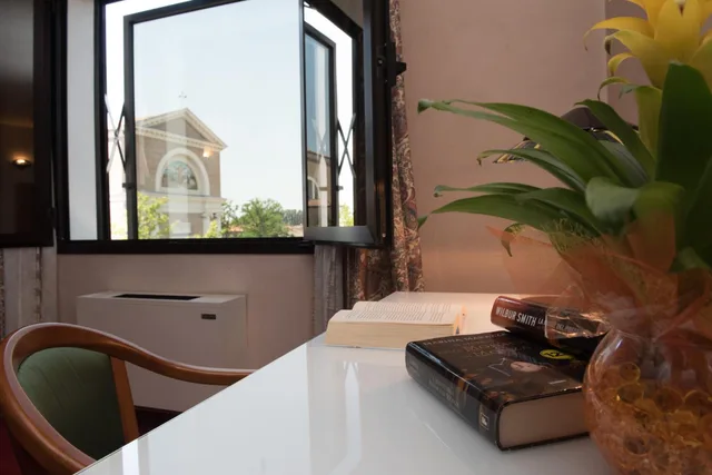 جناح جونيور، Hotel Tessarin 2/5