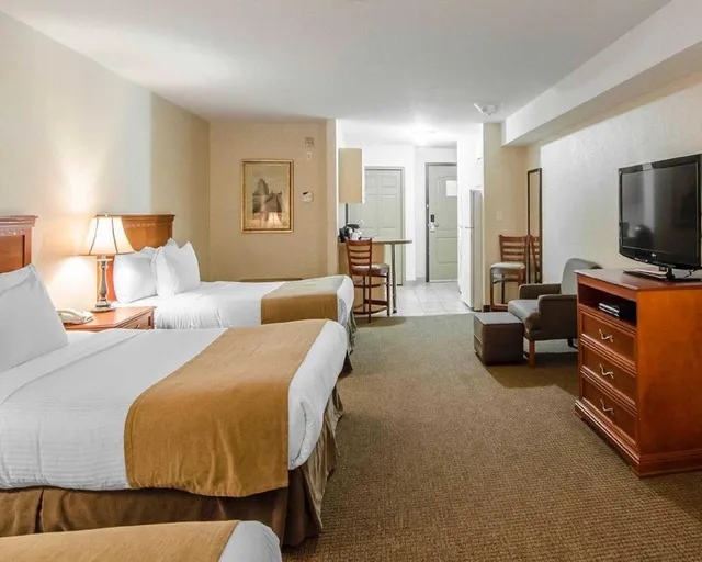 Upgrade, Efficiency, 3 Double Beds، Quality Inn & Suites Grande Prairie 2/4